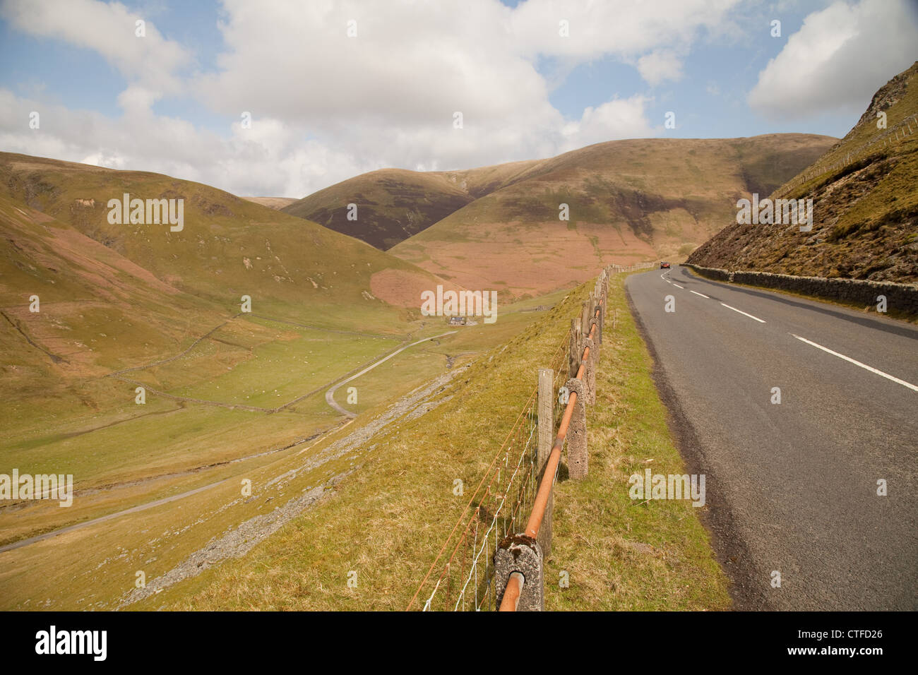 La carretera a los hilands, a través de las cañadas y valles, Foto de stock