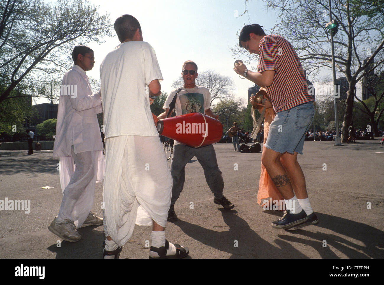 New York, NY - El Hombre bailando con Hare Krishna en Washington Square Park Foto de stock
