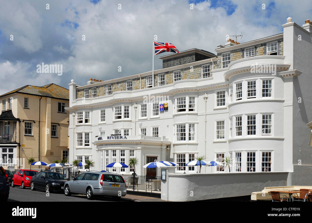 Devon - Sidmouth - la imponente fachada blanca del Hotel Riviera -en la explanada - que enarbolen bandera Union Jack - Sol y sha Foto de stock