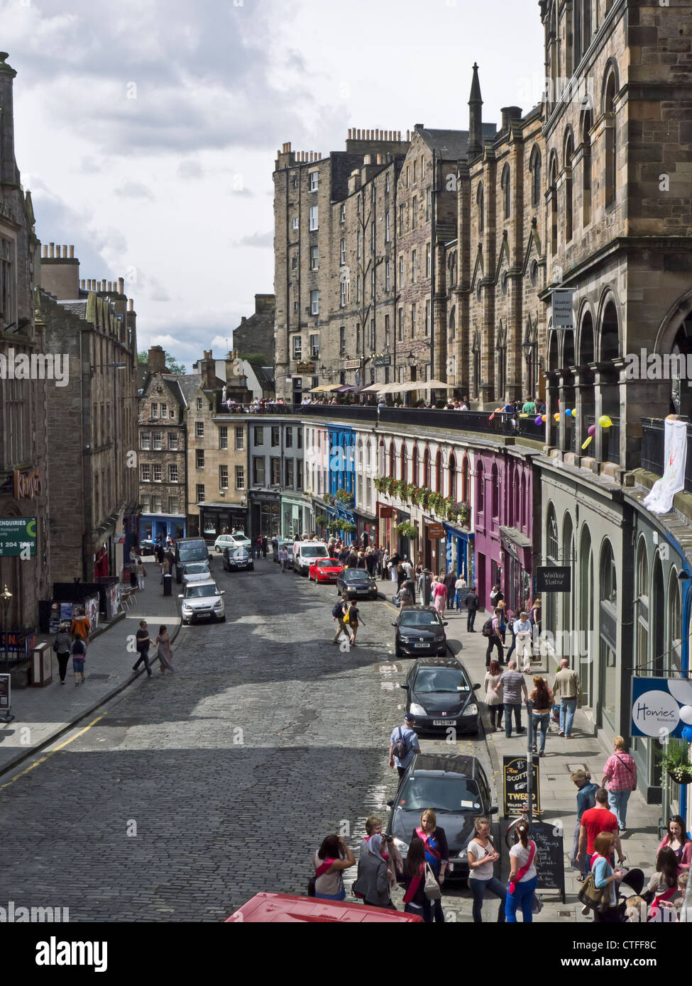 Victoria Street Conduce A Grassmarket En El Centro De Edimburgo En Una Concurrida Julio Sabado Fotografia De Stock Alamy