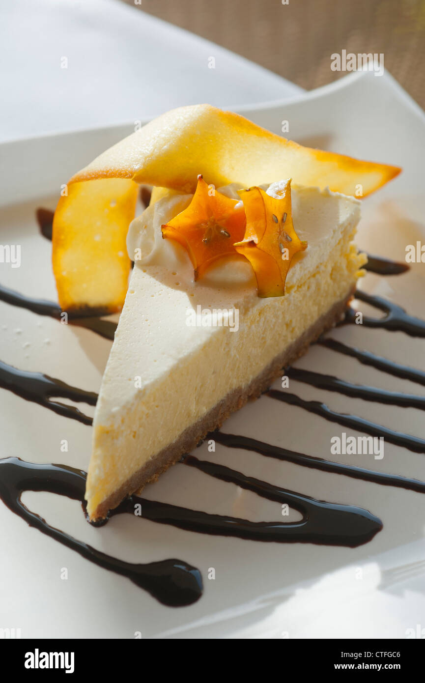 Comida postre cheesecake con star fruit fino restaurante Foto de stock