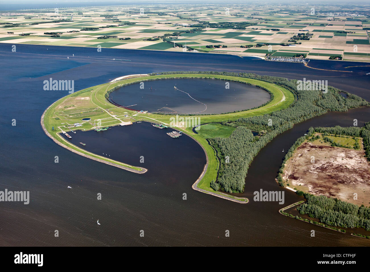 La Ijsseloog es una isla artificial en el lago llamado Ketelmeer utilizada como depósito de sedimentos de contaminación. Antena. Foto de stock