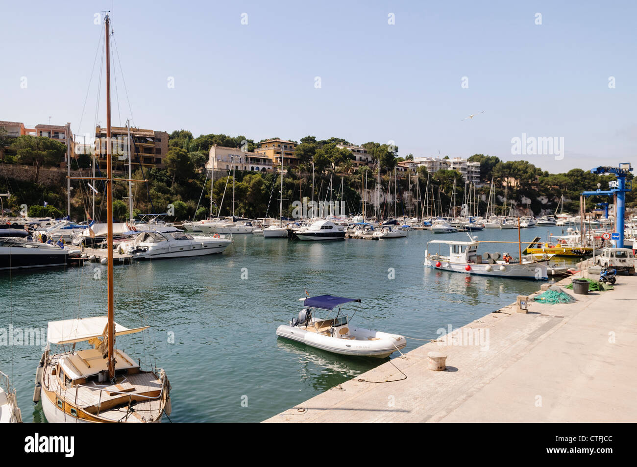 Barcos amarrados en Portochristo, Mallorca/Mallorca Foto de stock