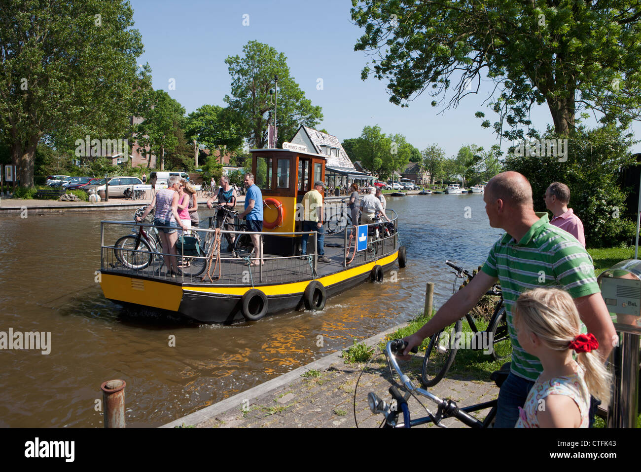 Los Países Bajos, Wijns, Ferry para los ciclistas y peatones. Río llamado Dokkumer Ee. Foto de stock