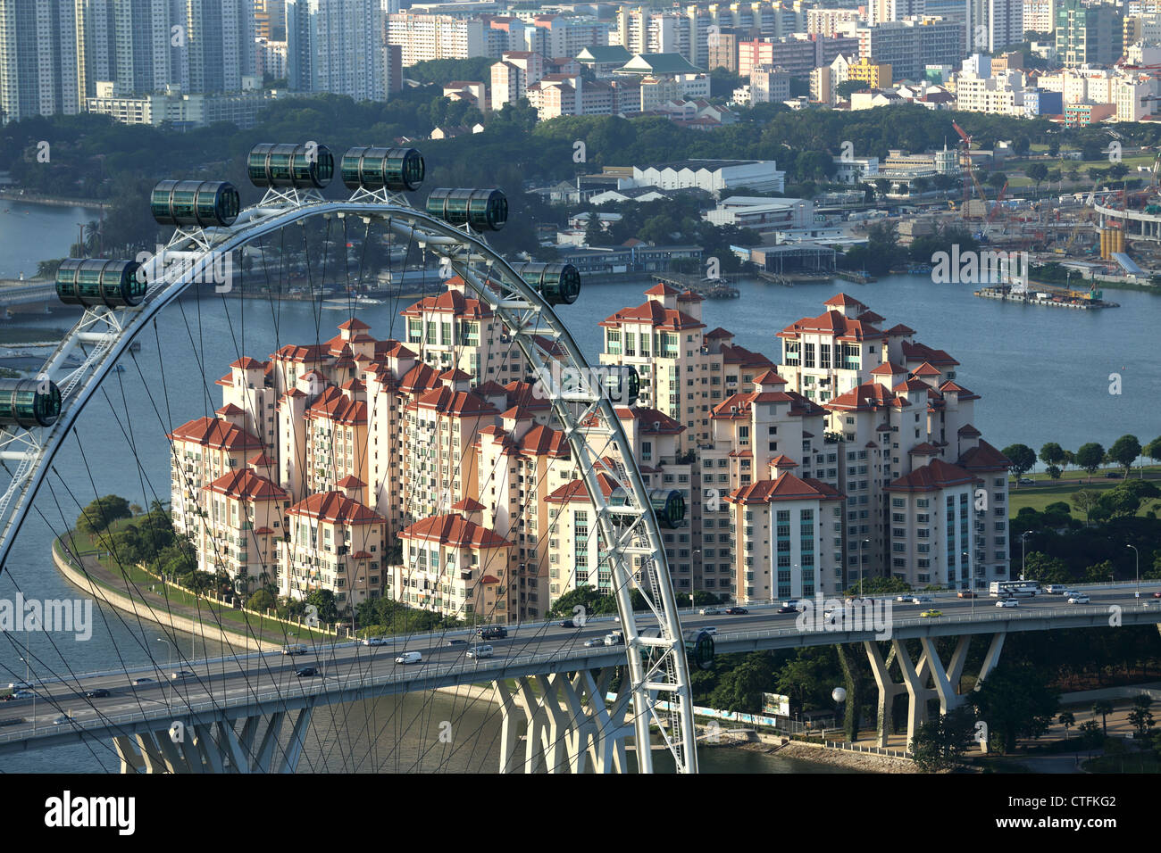 Vista del Singapore Flyer con Geyland detrás. Foto de stock