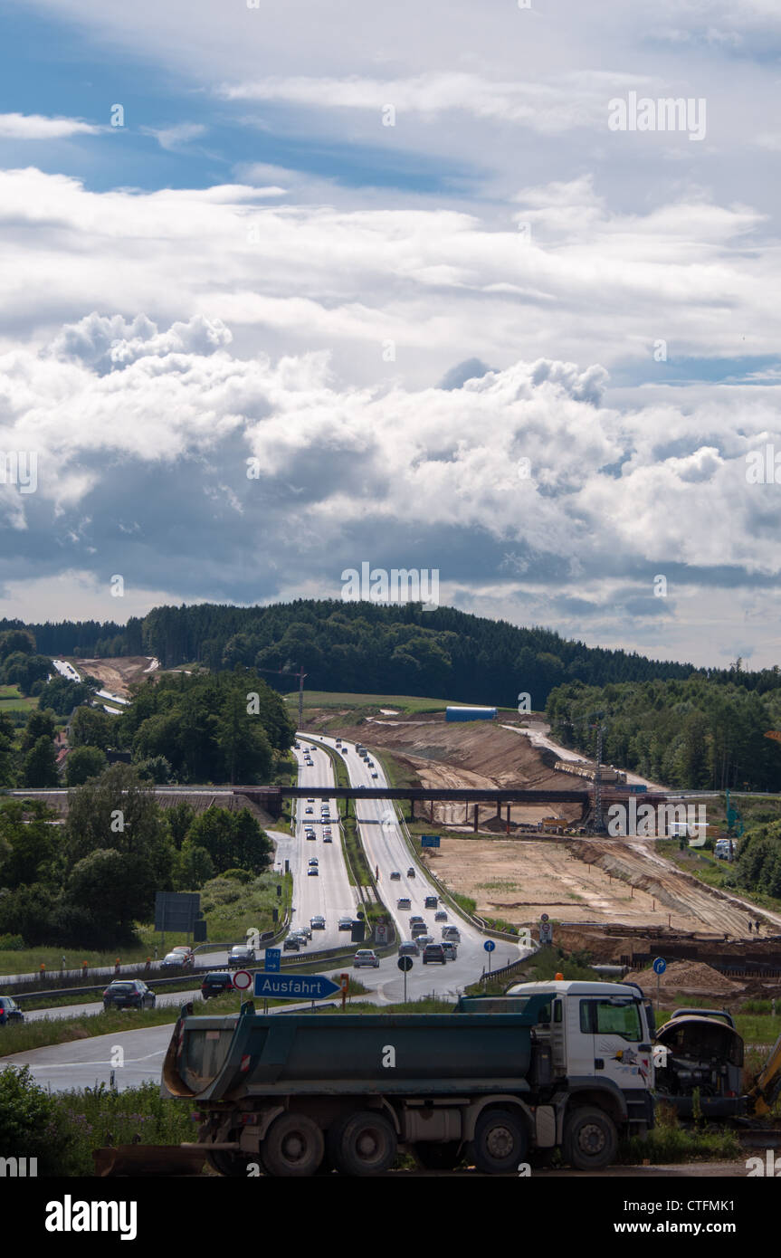 Sitio de construcción de la extensión de la autopista A8 de 4 a 6 carriles en Zusmarshausen, Alemania, el 15 de julio de 2012. Foto de stock