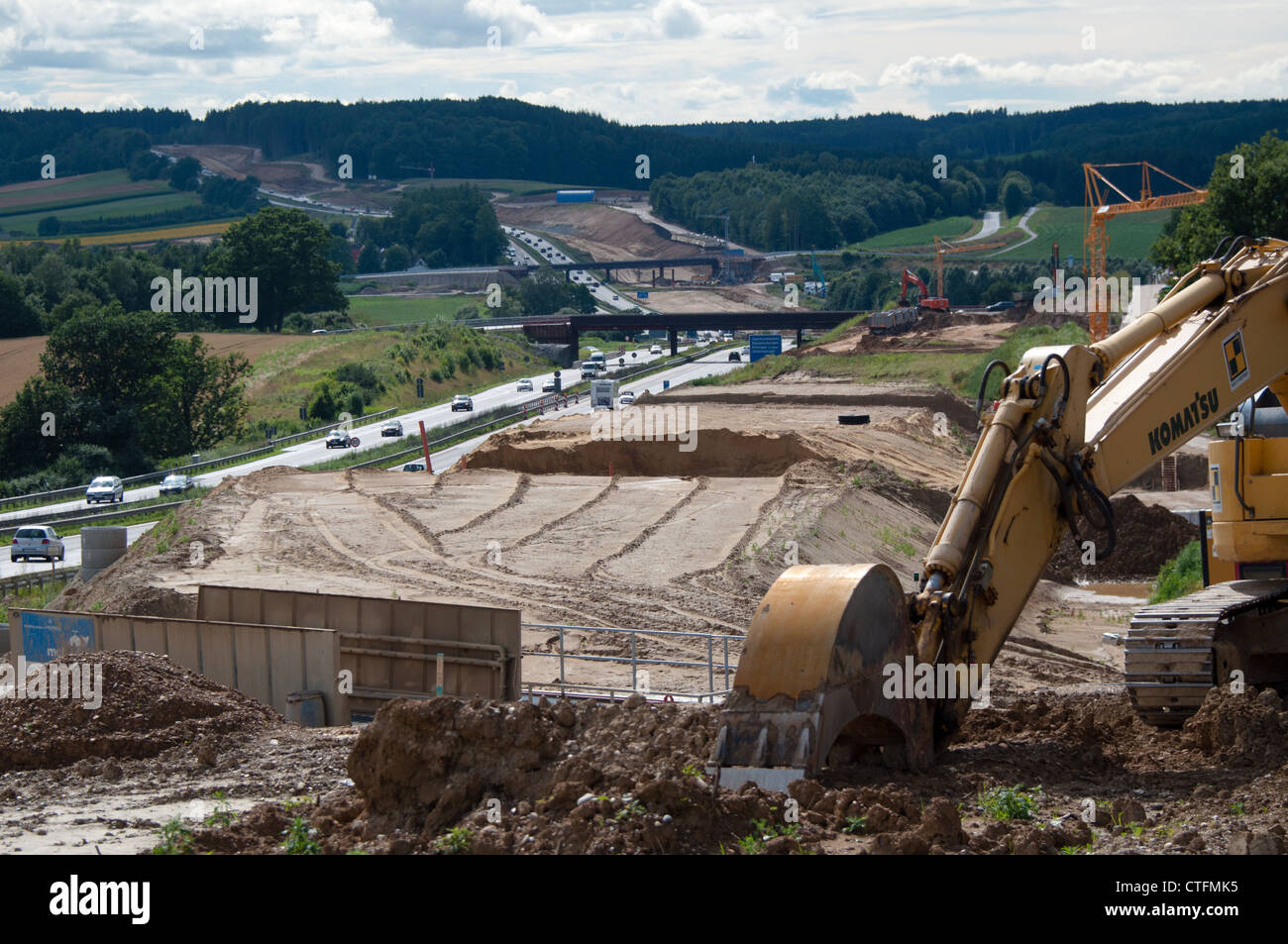 Sitio de construcción de la extensión de la autopista A8 de 4 a 6 carriles en Zusmarshausen, Alemania, el 15 de julio de 2012. Foto de stock