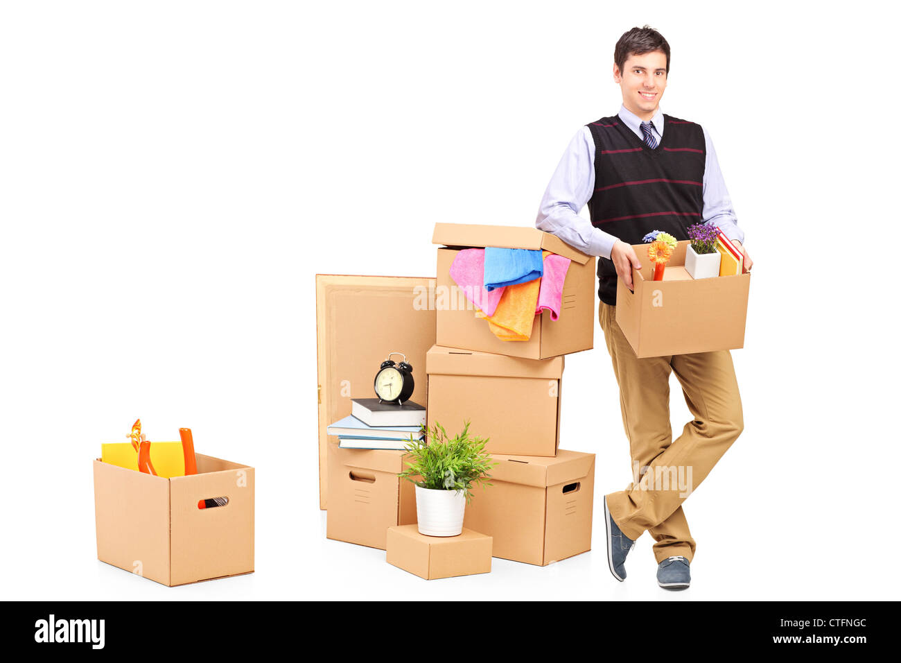 Persona con cajas de mudanza y otras cosas aislado en blanco Fotografía de  stock - Alamy