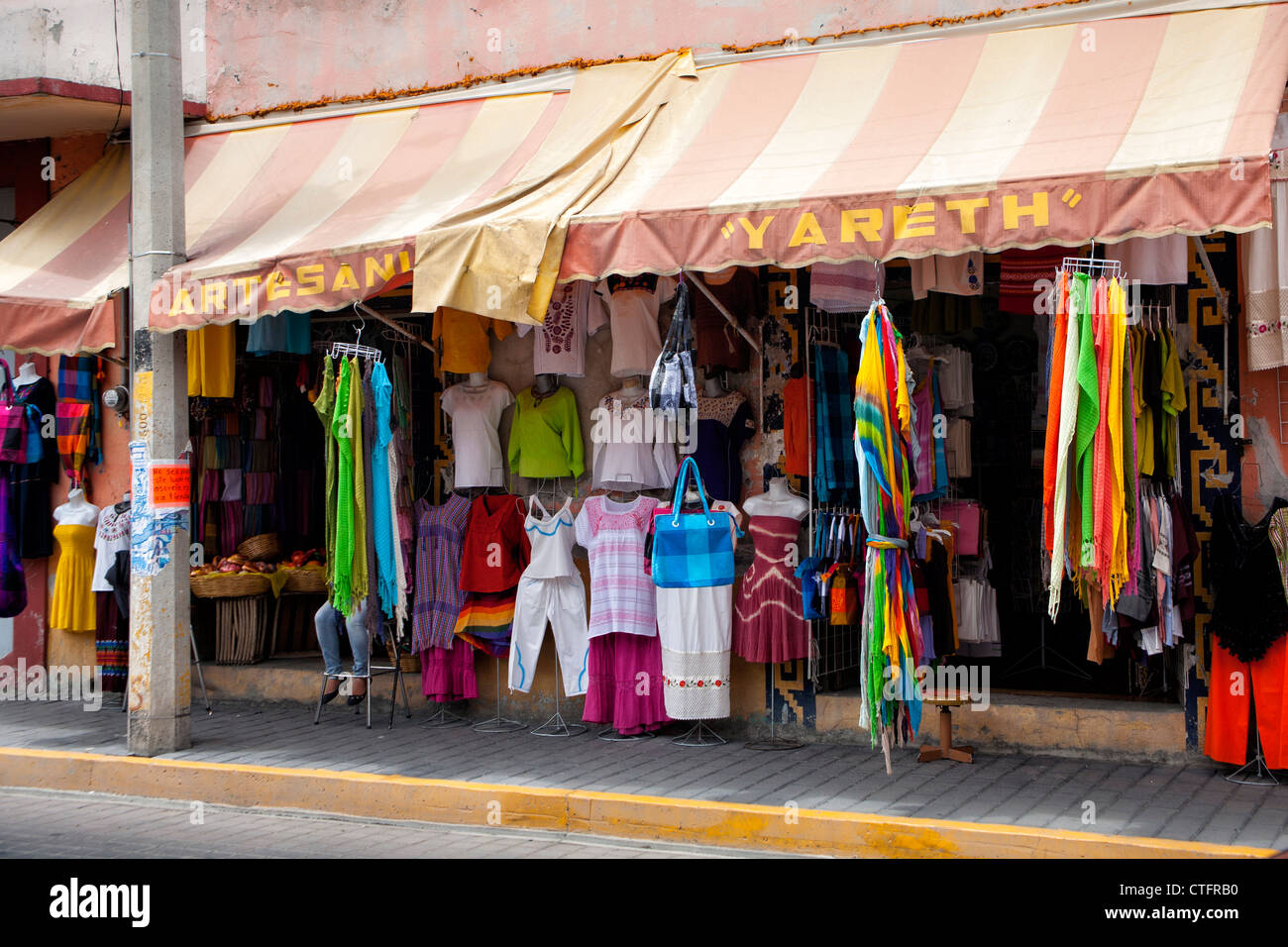 Tienda de ropa mexico fotografías e imágenes de alta resolución - Alamy