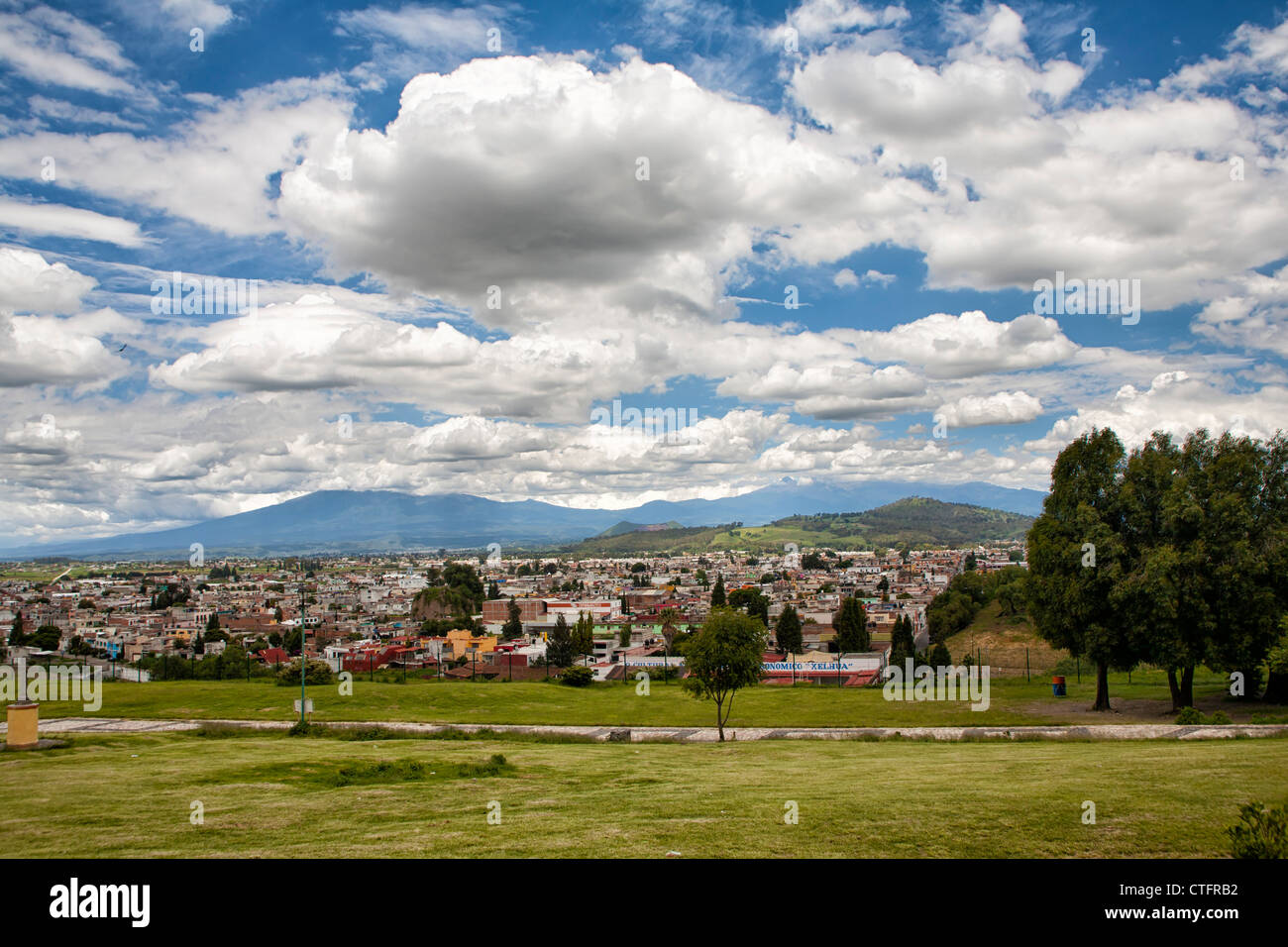 Vista hacia el Monasterio de San Gabriel y el centro histórico de la ciudad de Cholula, Puebla, México Foto de stock