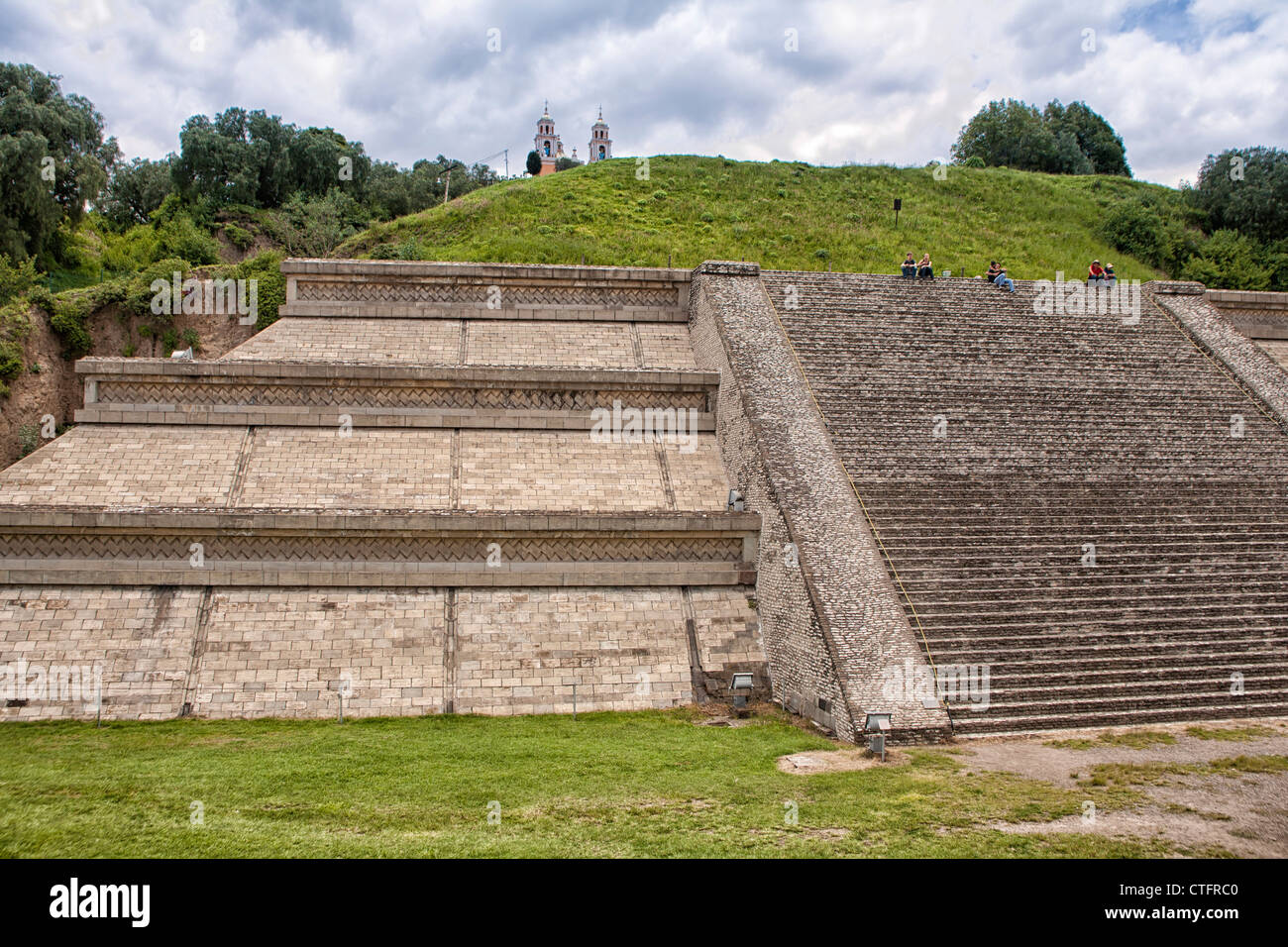 Localización de Personas en la parte superior de la base de la pirámide Tepanapa reconstruido del west side. Foto de stock