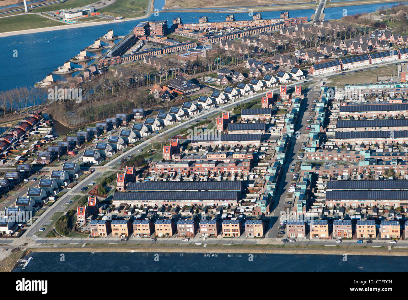 Los Países Bajos, Heerhugowaard, Antena, barrio llamado Ciudad del Sol, holandés: Stad van de Zon. Todas las casas con paneles solares. Foto de stock