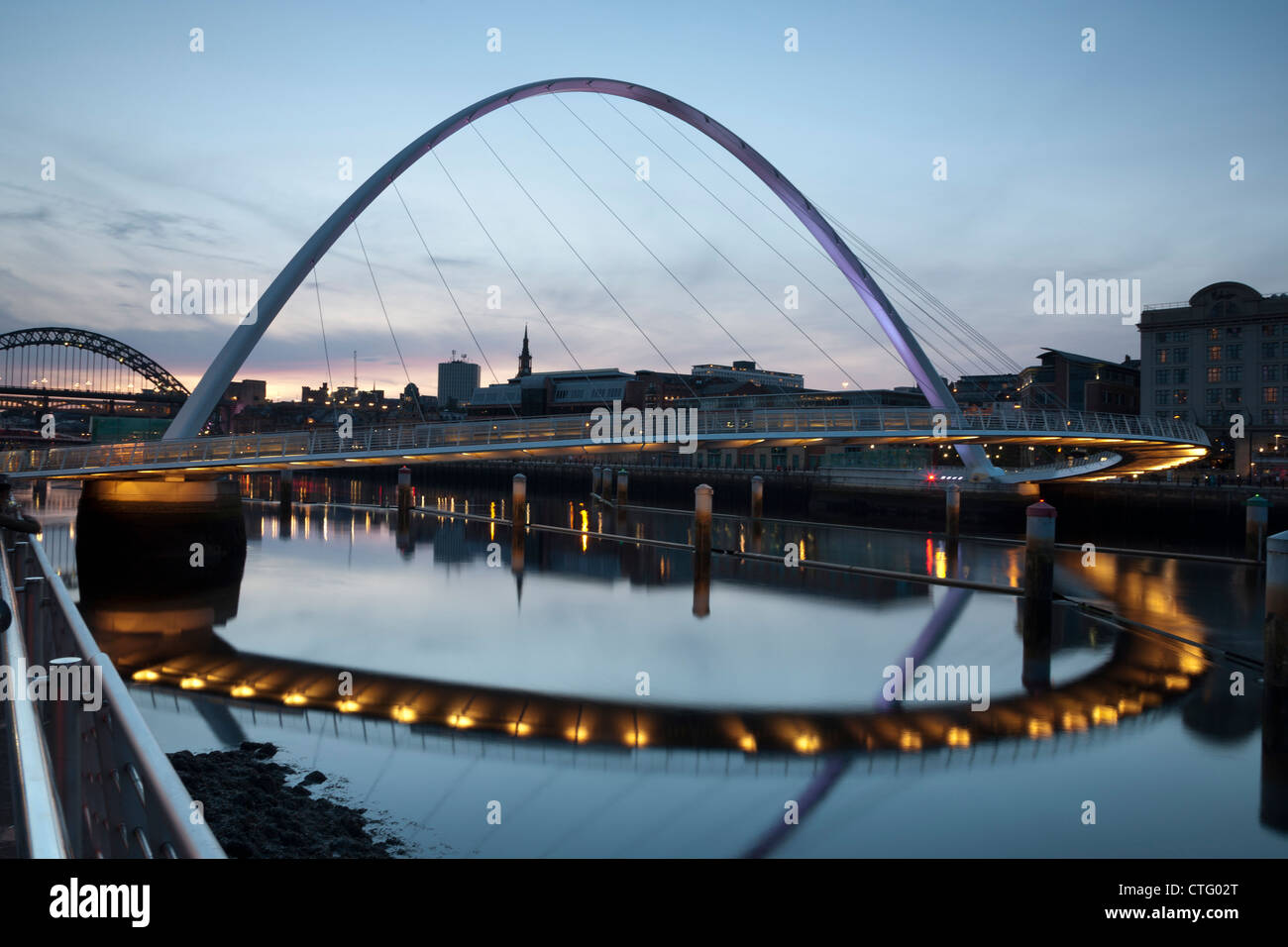 El Puente del milenio de Gateshead en la noche Foto de stock