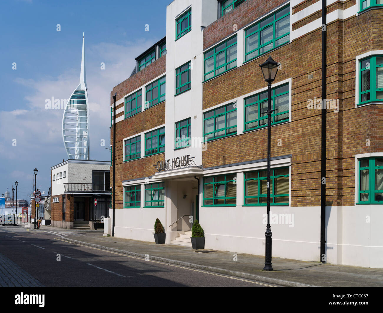 dh Quay House Broad Street PORTSMOUTH VIEJO HAMPSHIRE INGLATERRA 1930 Art Deco patrimonio edificio apartamentos reino unido vivienda ciudad pisos Foto de stock