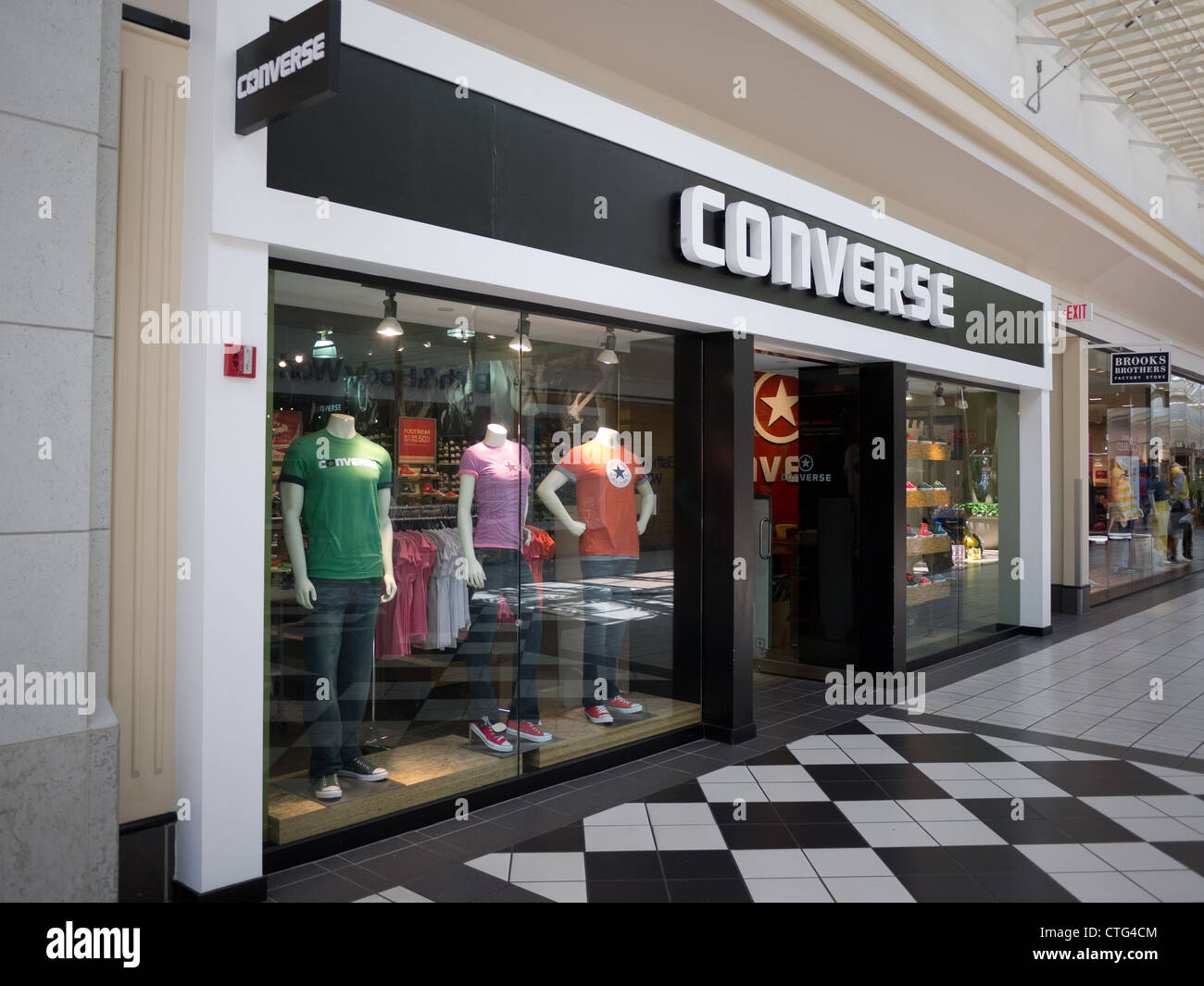 Converse entrada de la tienda dentro de centro comercial Fotografía de  stock - Alamy