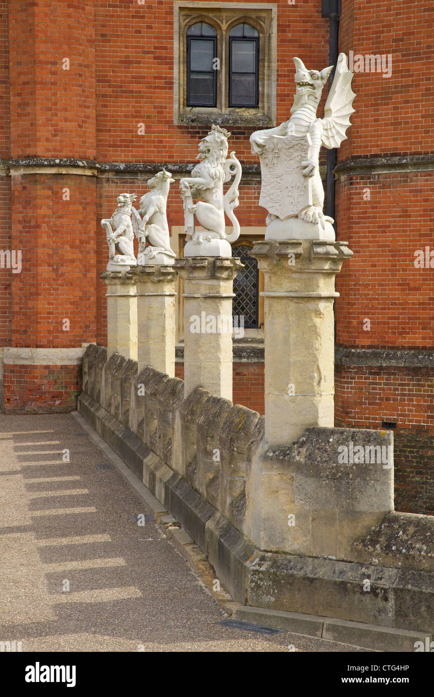 Estatuas heráldica en la entrada principal del palacio de Hampton Court, Londres, Surrey, Inglaterra, UK, Reino Unido, GB, Gran Bretaña Foto de stock