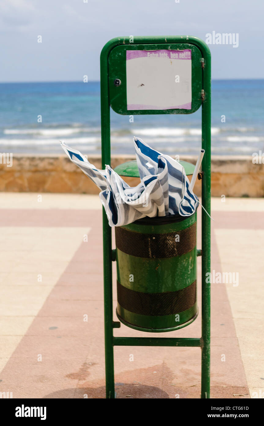 Sombrilla sombrilla rota en una bandeja por el mar Fotografía de stock -  Alamy