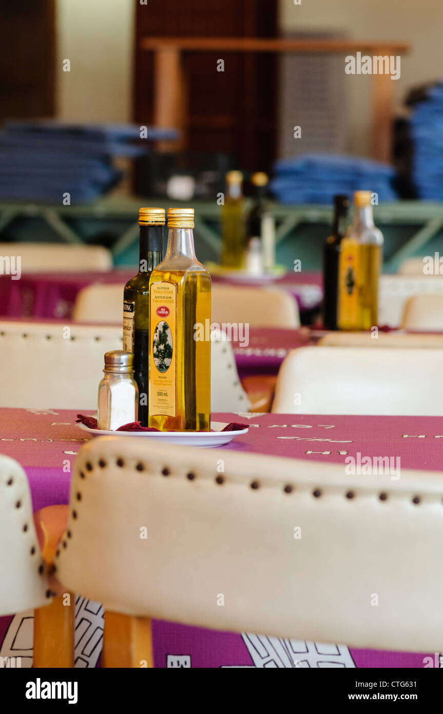 El aceite de oliva y vinagre balsámico sobre las mesas en un restaurante español Foto de stock