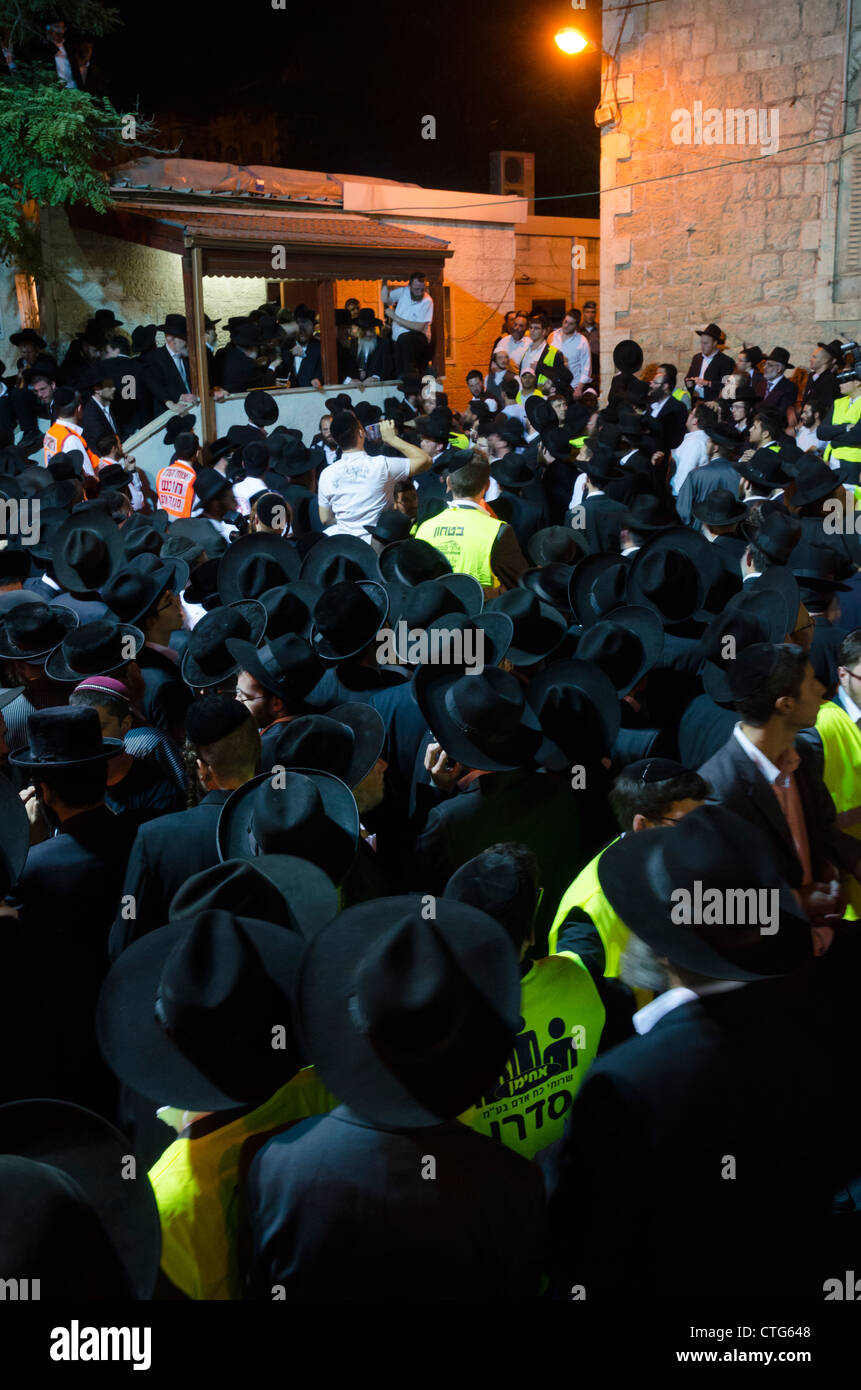 MEA SHEARIM, en Jerusalén. El 18 de julio. 2012: ceremonia fúnebre del rabino Yosef Shalom Elyashiv Mea Shearim, en Jerusalén. El 18 de julio. 2012 Foto de stock