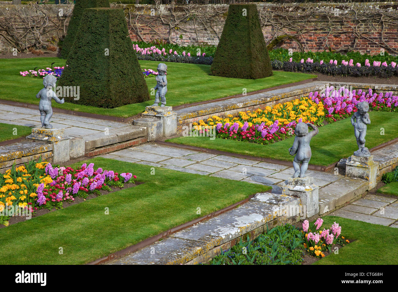 Los jardines formales, el Palacio de Hampton Court, Londres, Surrey, Inglaterra, UK, Reino Unido, GB, Gran Bretaña, Islas Británicas, Europa Foto de stock