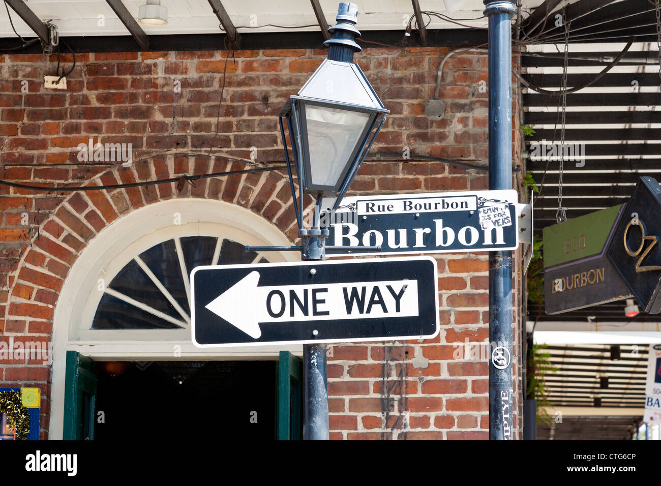 Poste de la luz y la calle signo en Bourbon Street, en el Barrio Francés de Nueva Orleans, Luisiana Foto de stock