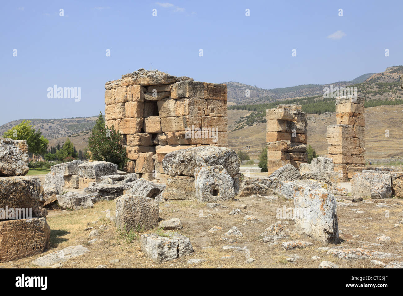 Colonnade restos de Ágora de la época romana ciudad Hierápolis, Pamukkale, Turquía. Foto de stock