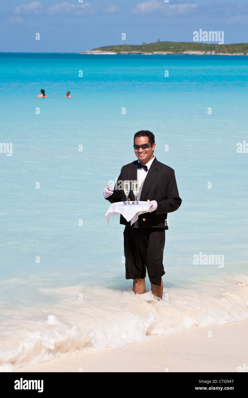 hombre-vestido-como-camarero-en-smoking-
