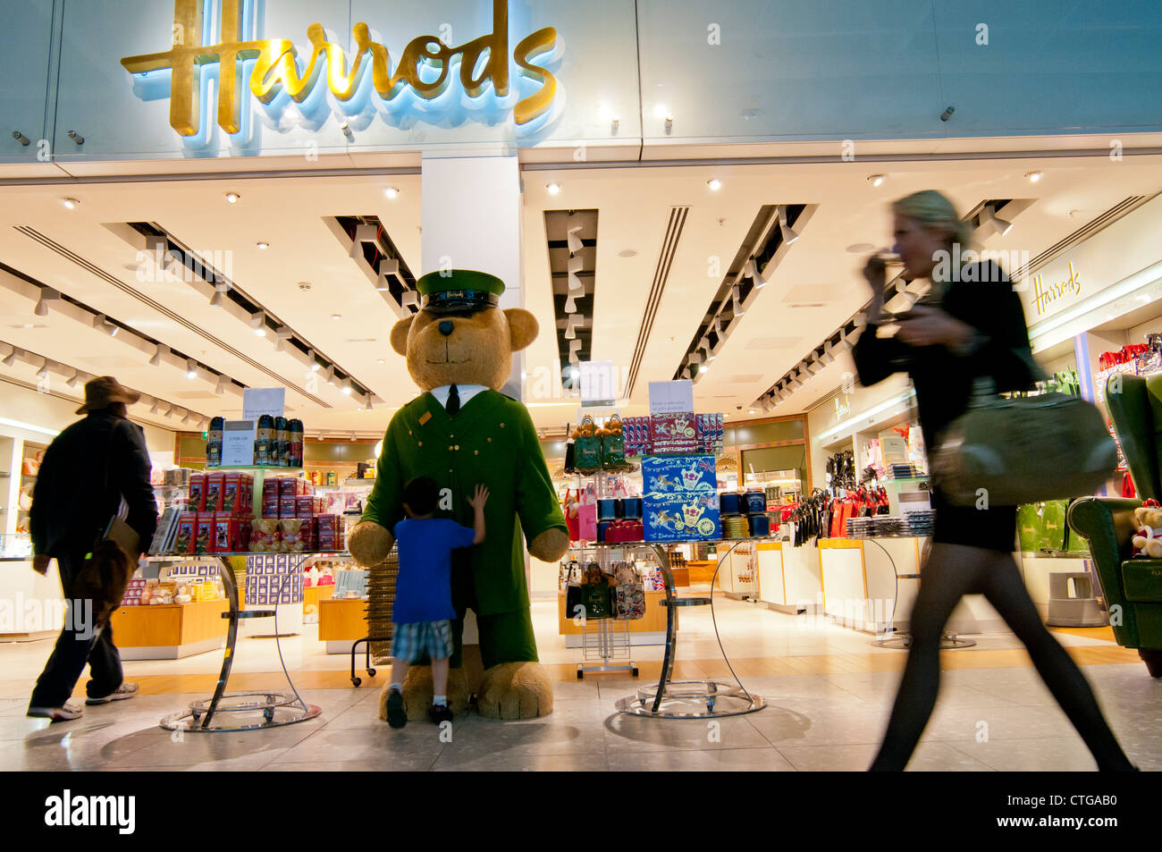 Harrods Tienda Duty Free, Terminal 4 sala de embarque, el aeropuerto de Heathrow, Londres, Reino Unido. Foto de stock