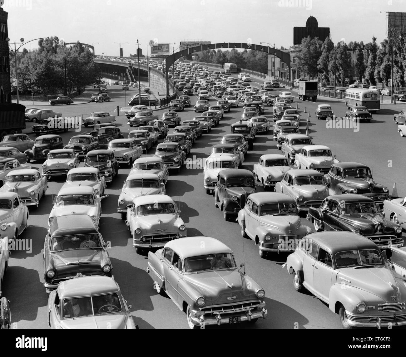 1950 El tráfico pesado BEN FRANKLIN BRIDGE Filadelfia, PA Foto de stock