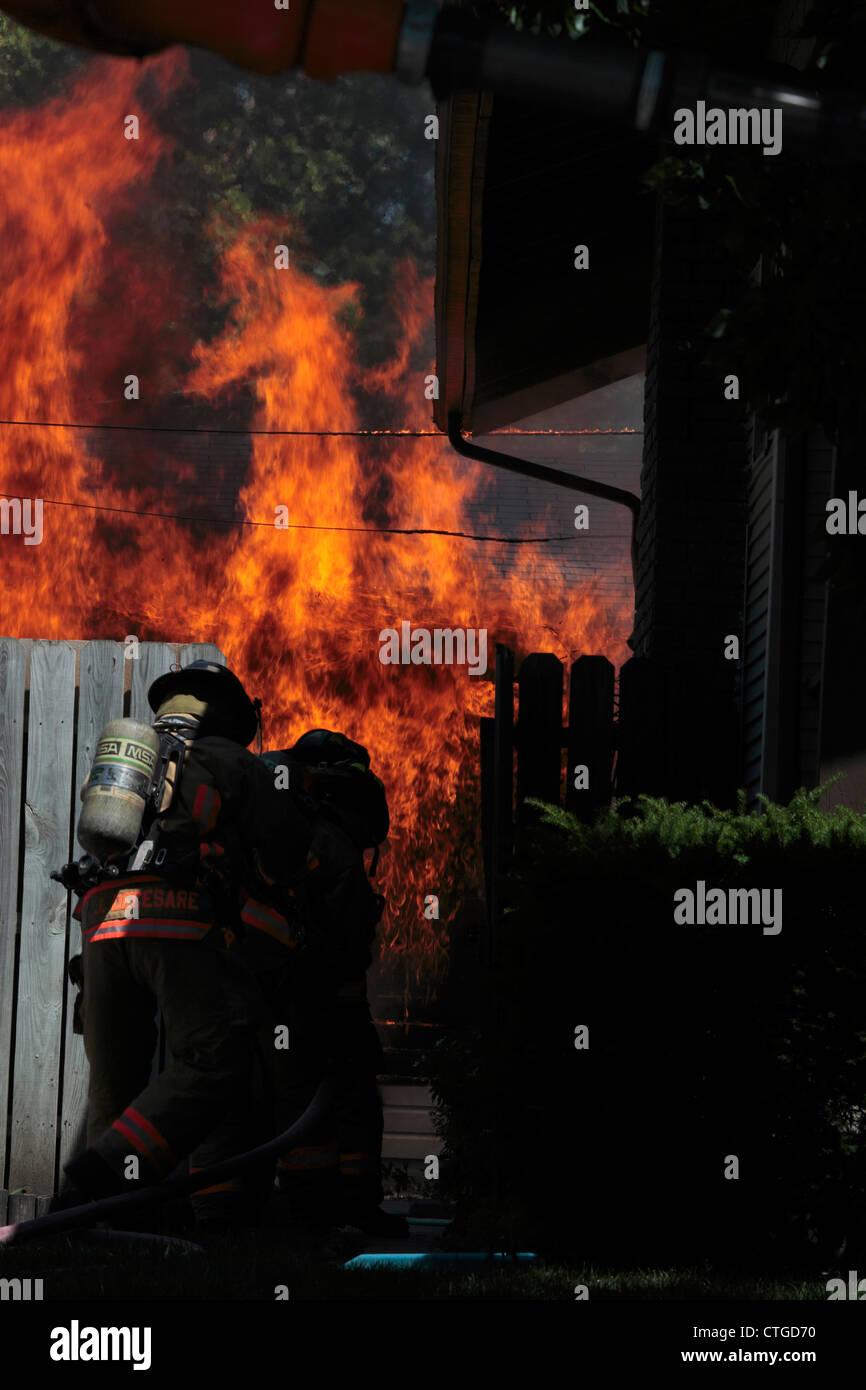 Garaje residencial fuego con los bomberos en la escena. Foto de stock