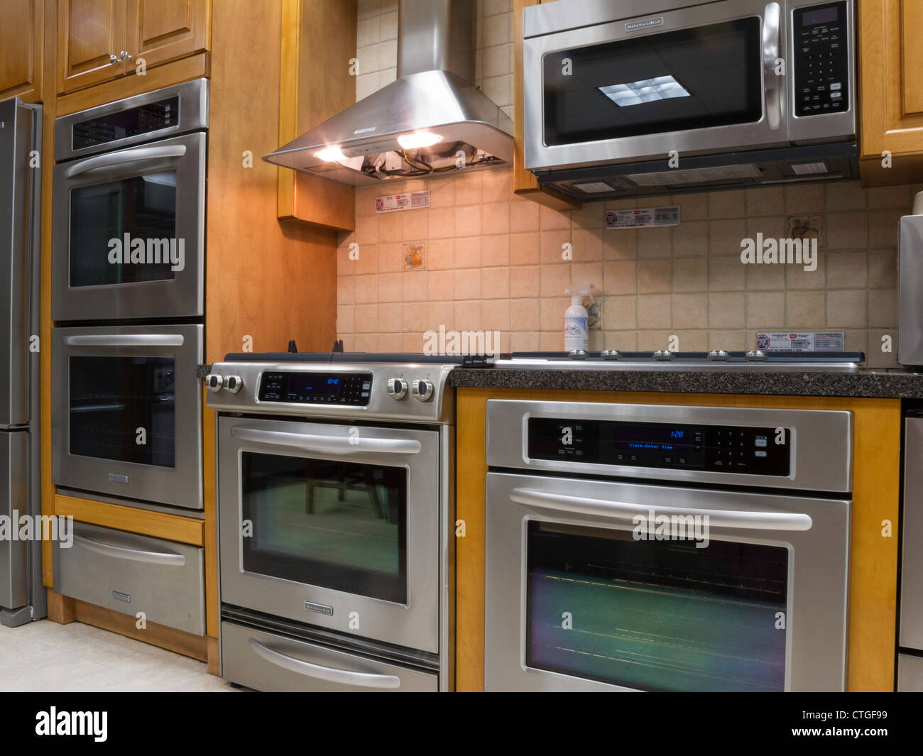 Hornos y estufas para la venta en la tienda de electrodomésticos Fotografía  de stock - Alamy