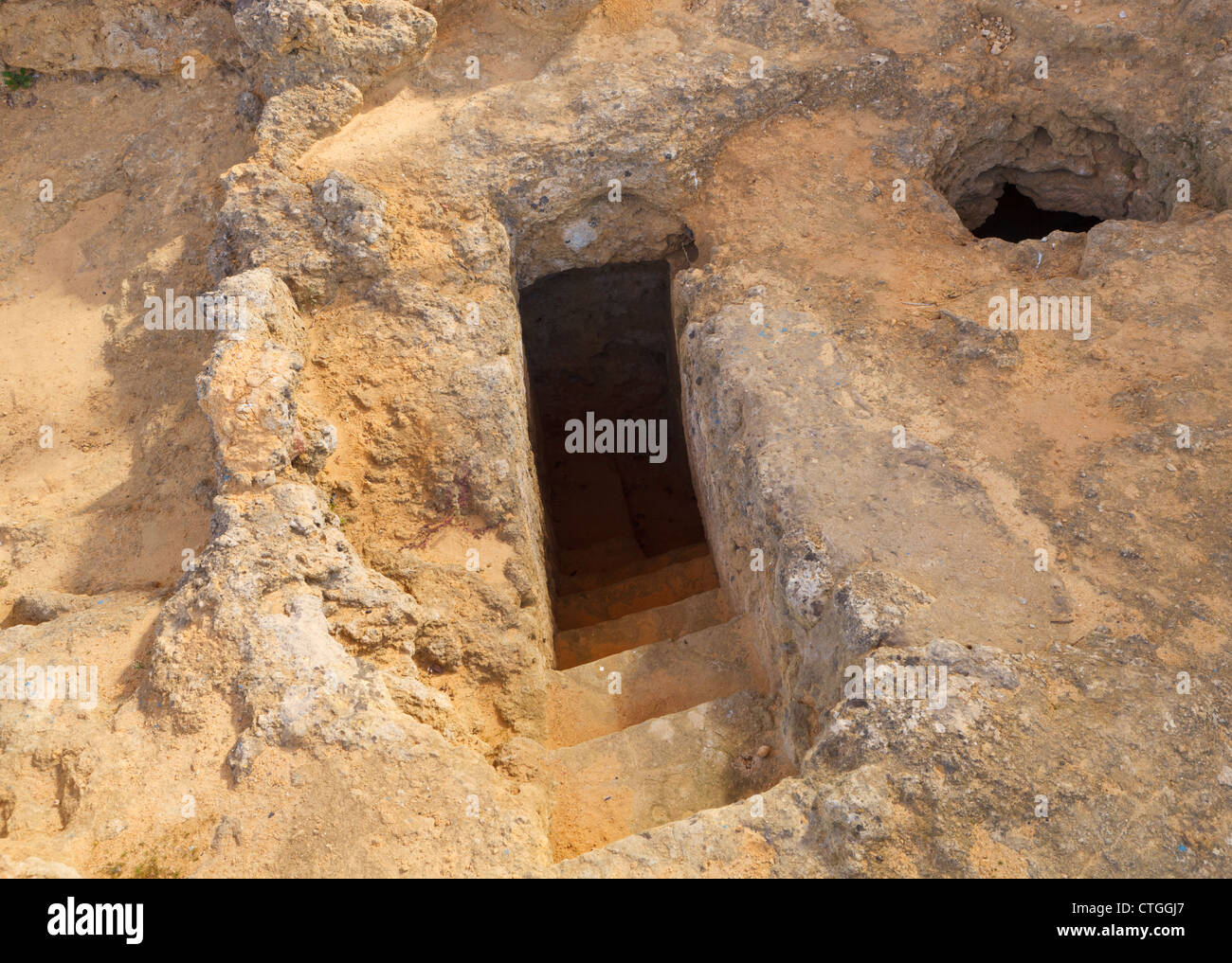 El complejo arqueológico, Carmona, provincia de Sevilla, España. Entrada a la Tumba de las guirnaldas, la tumba de las guirnaldas. Foto de stock