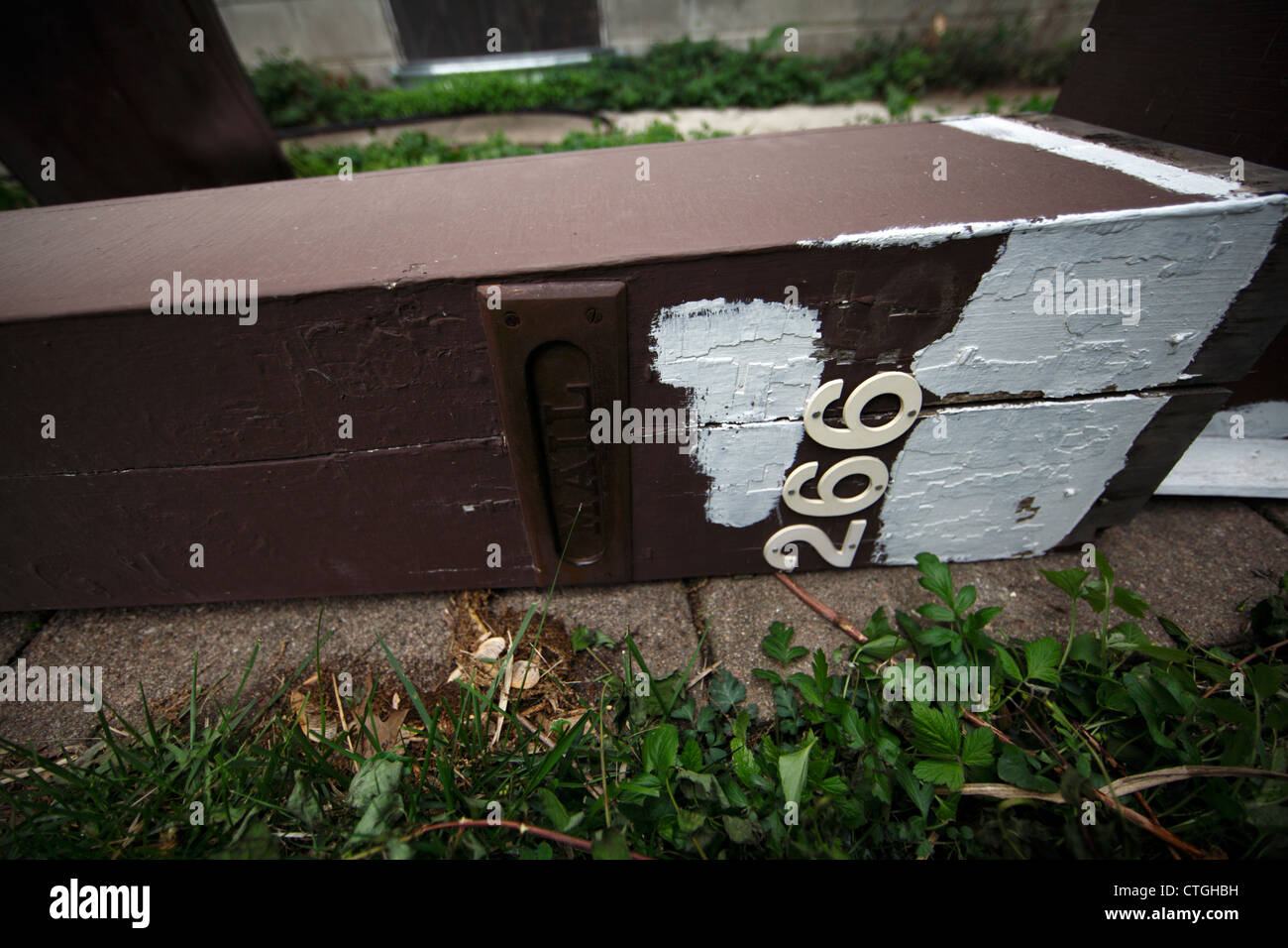 Antigua caja porche poste de soporte, sentando en el lateral, con la ranura de correo y los números 266 Foto de stock