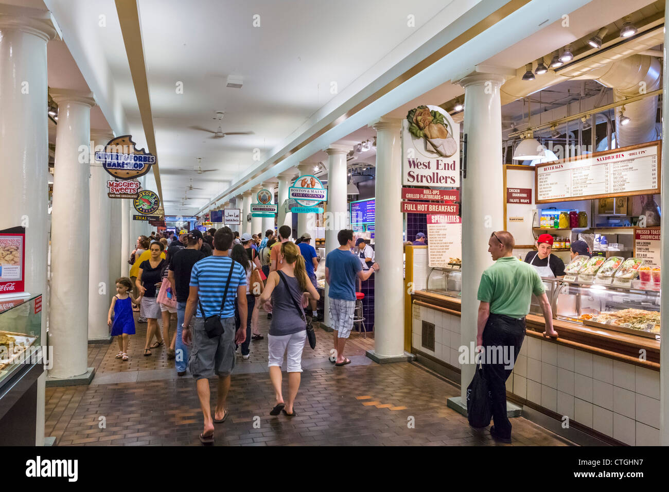 Puestos de comida en Quincy Market, en el centro histórico de Boston