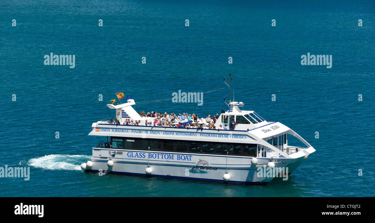 Don Joan catamarán barco con fondo de cristal dejando mahon por un viaje de vuelta al puerto menorca islas baleares españa Foto de stock