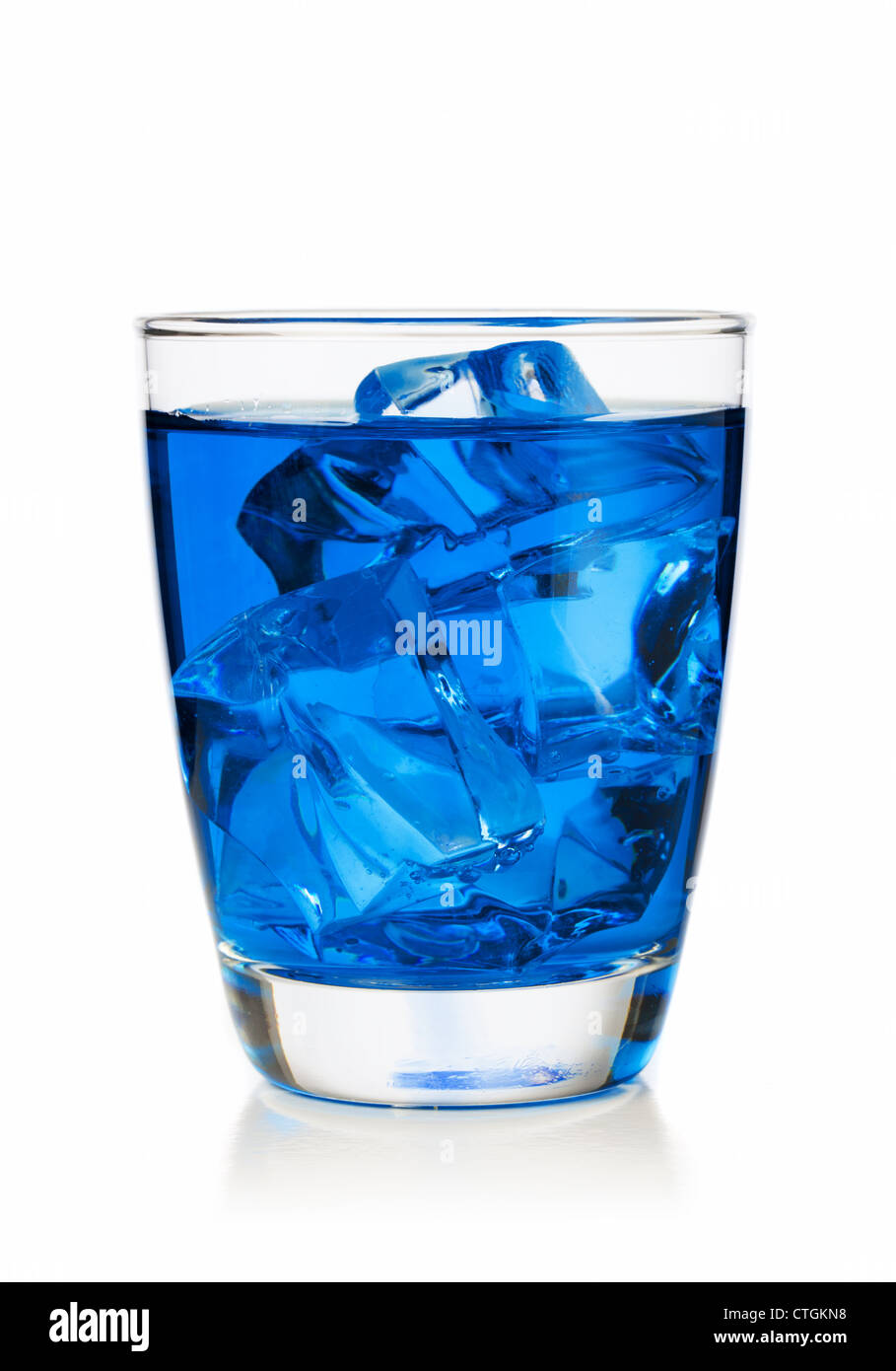 Beber alcohol azul frío vaso con cubitos de hielo. Foto de stock
