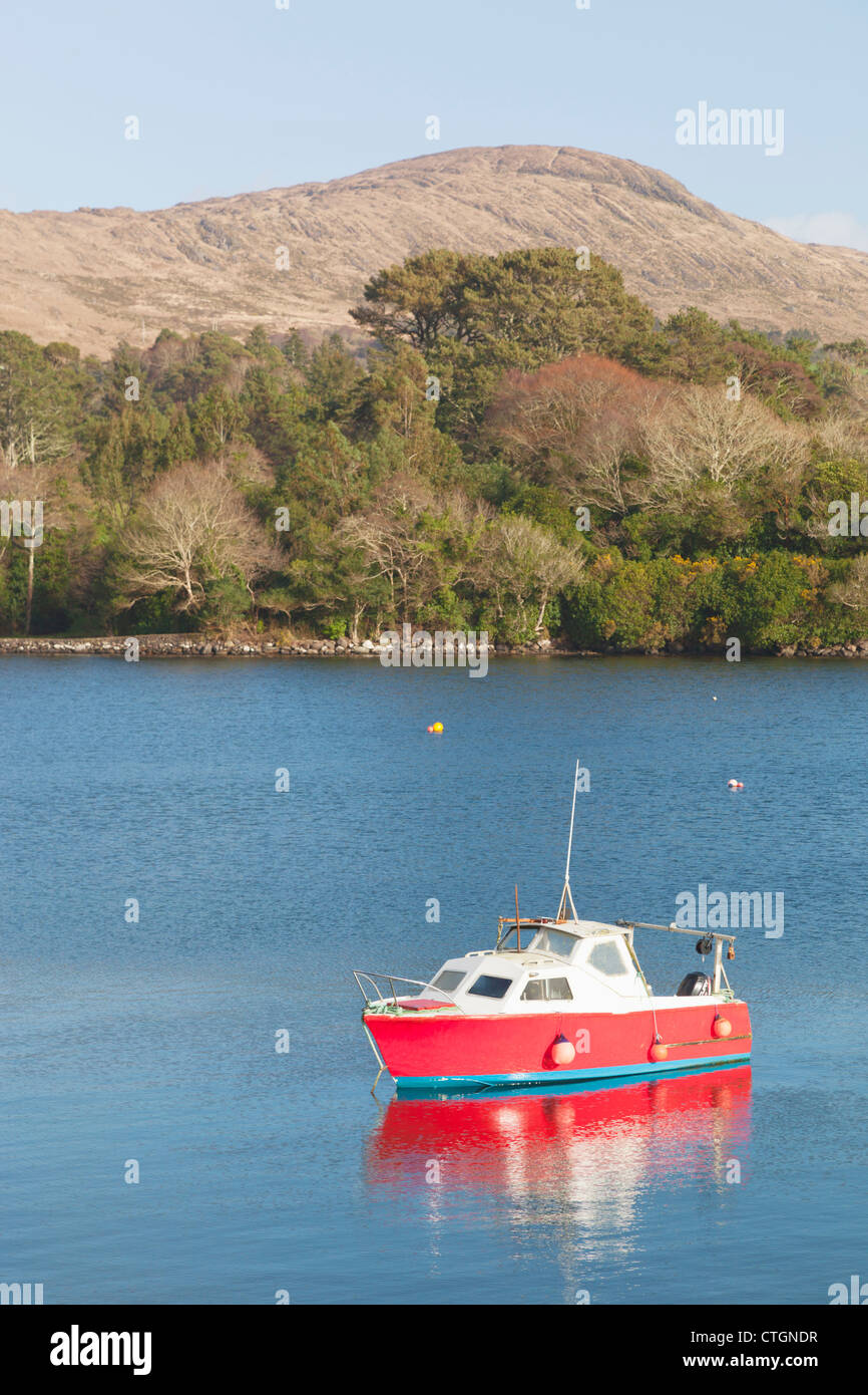 Glengarriff, West Cork, Irlanda. Embarcación de recreo en el ancla en la bahía. Foto de stock