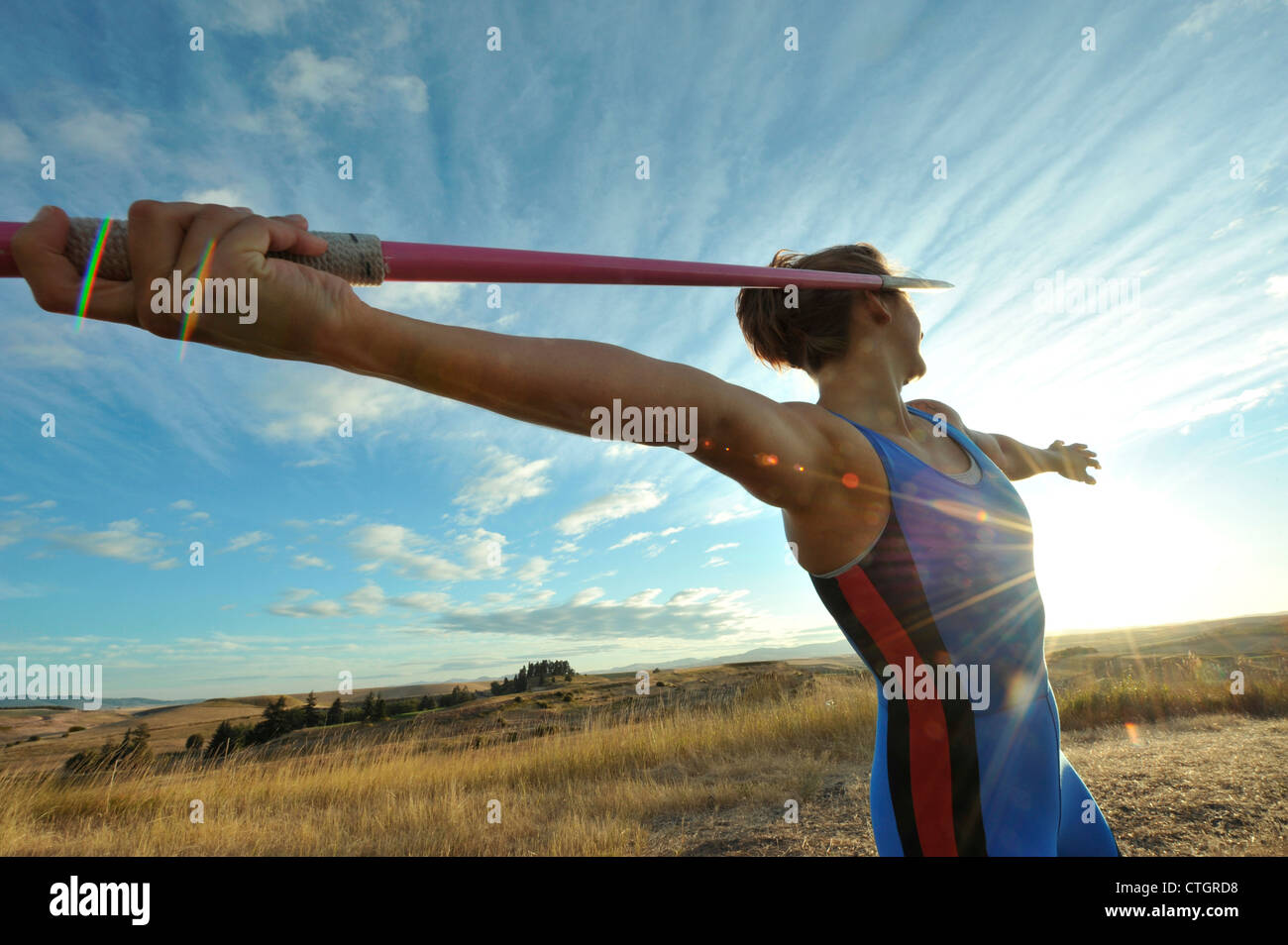 Atleta caucásica apuntando javelin Foto de stock