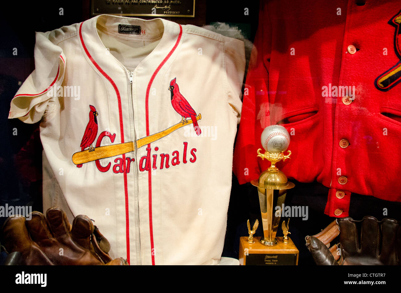 En Cooperstown, Nueva York, Baseball Hall of Fame. Cardenales uniforme y  bola Fotografía de stock - Alamy