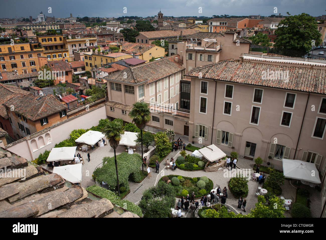 Recepción de boda en medio de edificios en Roma, Italia, Europa Foto de stock