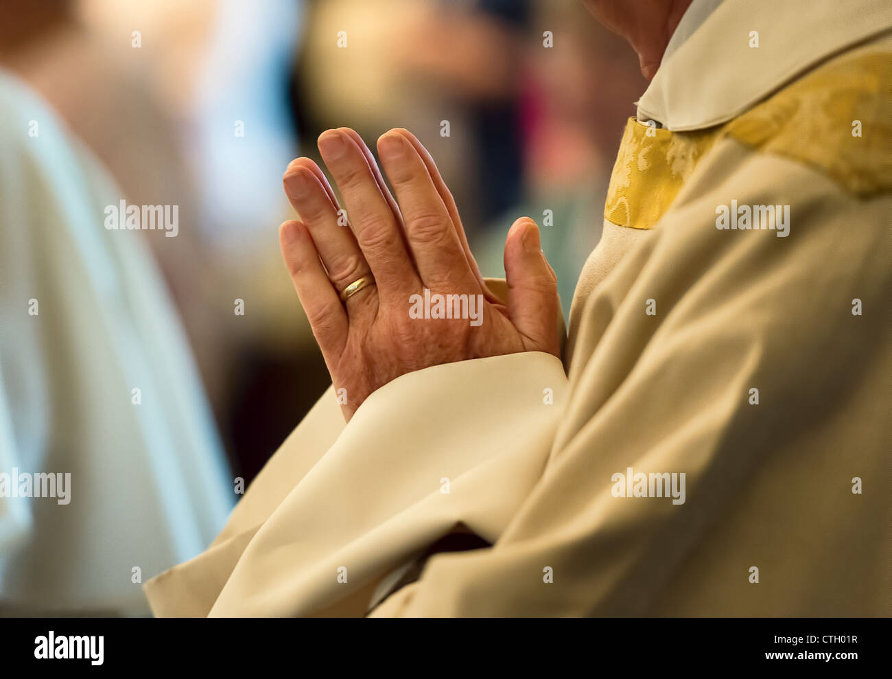 Orando de manos de un sacerdote. Foto de stock