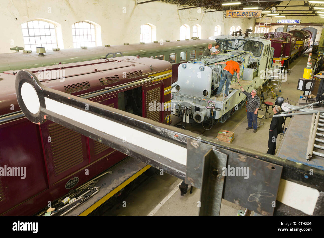 Taller de reparación de trenes del 1604 clásicos club.locomotora diesel 450 y un BB3608 consiguiendo listo para la pintura. Foto de stock