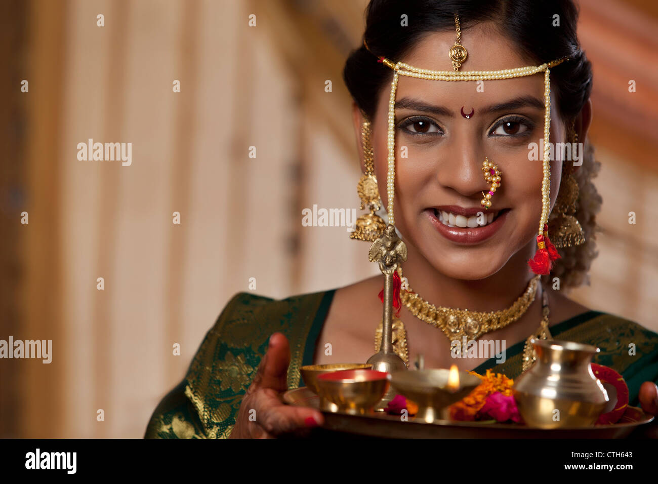 Retrato de novia Maharashtrian listo para ofertas Foto de stock