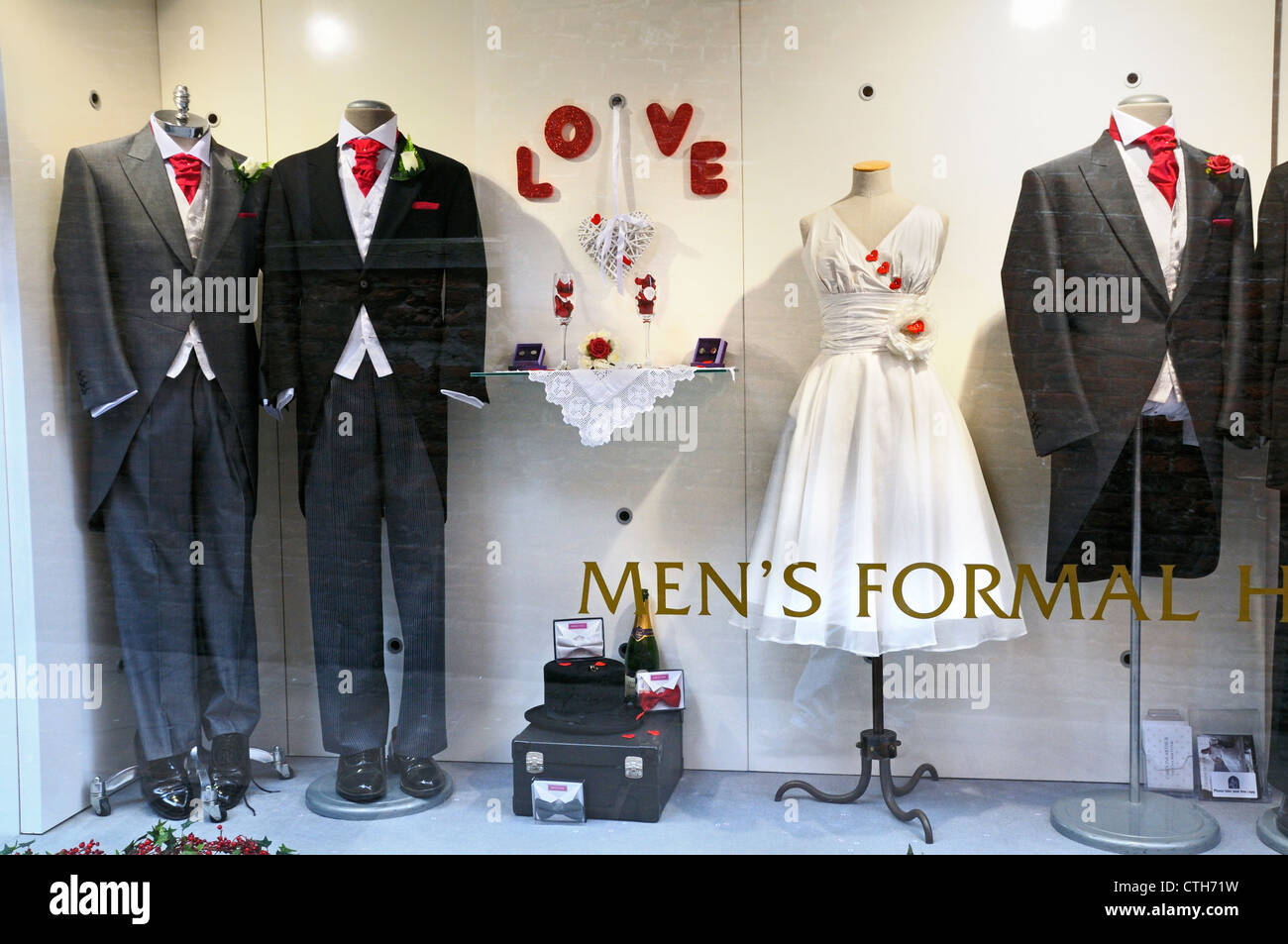Los hombres de traje formal de visualización de ventana de alquiler Foto de stock