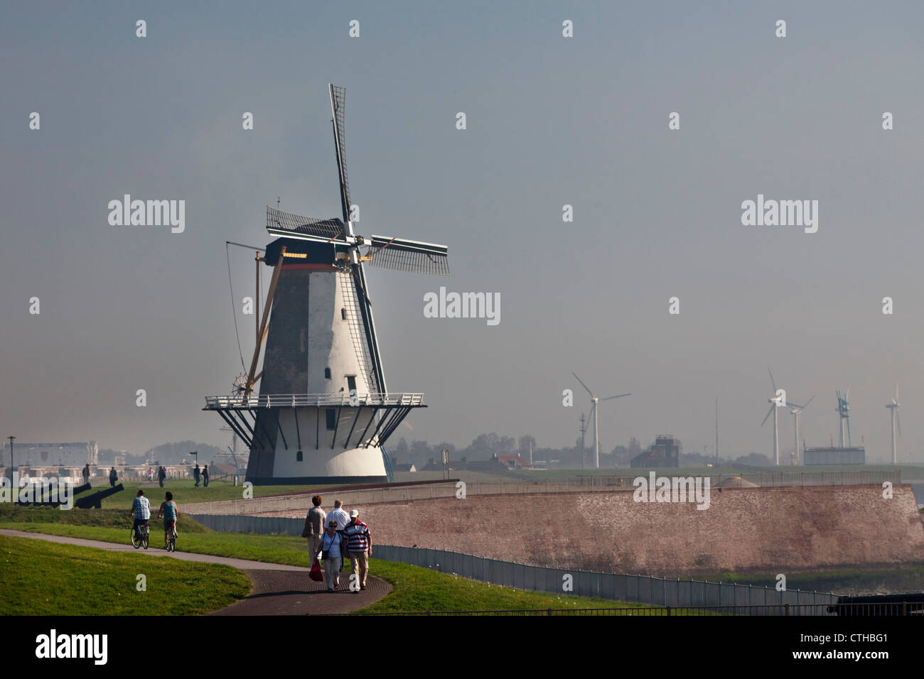 Los Países Bajos, Vlissingen, el molino de viento. Foto de stock