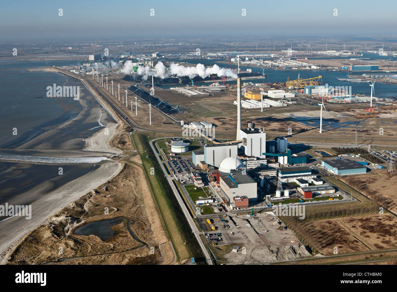 En los Países Bajos, en Borssele, las plantas de energía nuclear. Antena. Foto de stock