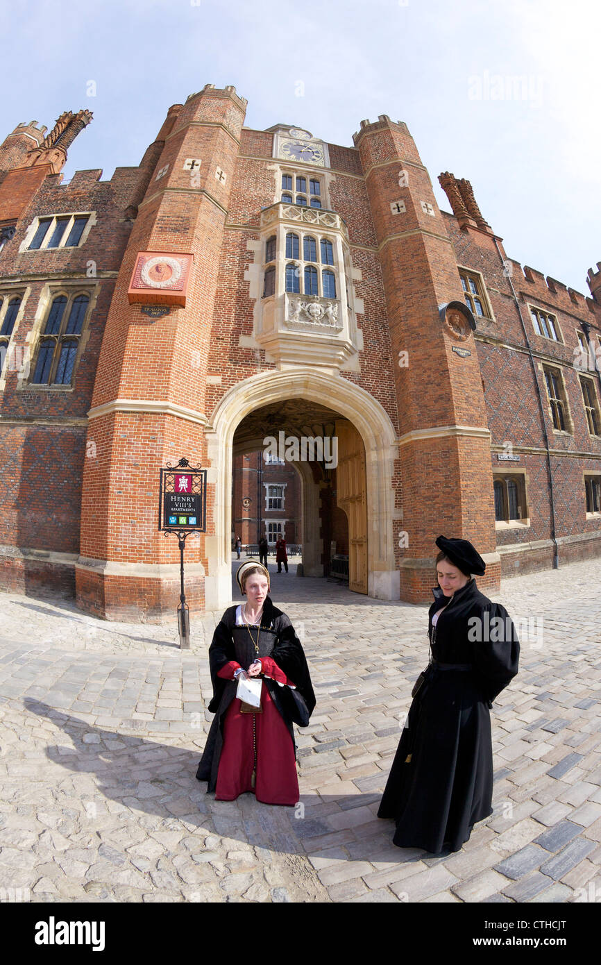 Actrices en traje interpretando en frente de la casa de Anne Boleyn's Gate, la Base, El Palacio de Hampton Court, Londres, Surrey, Inglaterra Foto de stock