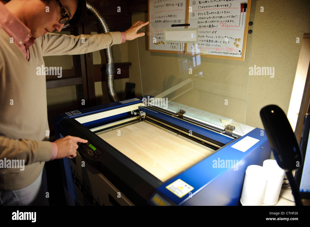Diseñador utilizando la cortadora láser para hacer un bloc de notas de  madera titular, FabLab, Kamakura, Prefectura de Kanagawa, Japón Fotografía  de stock - Alamy