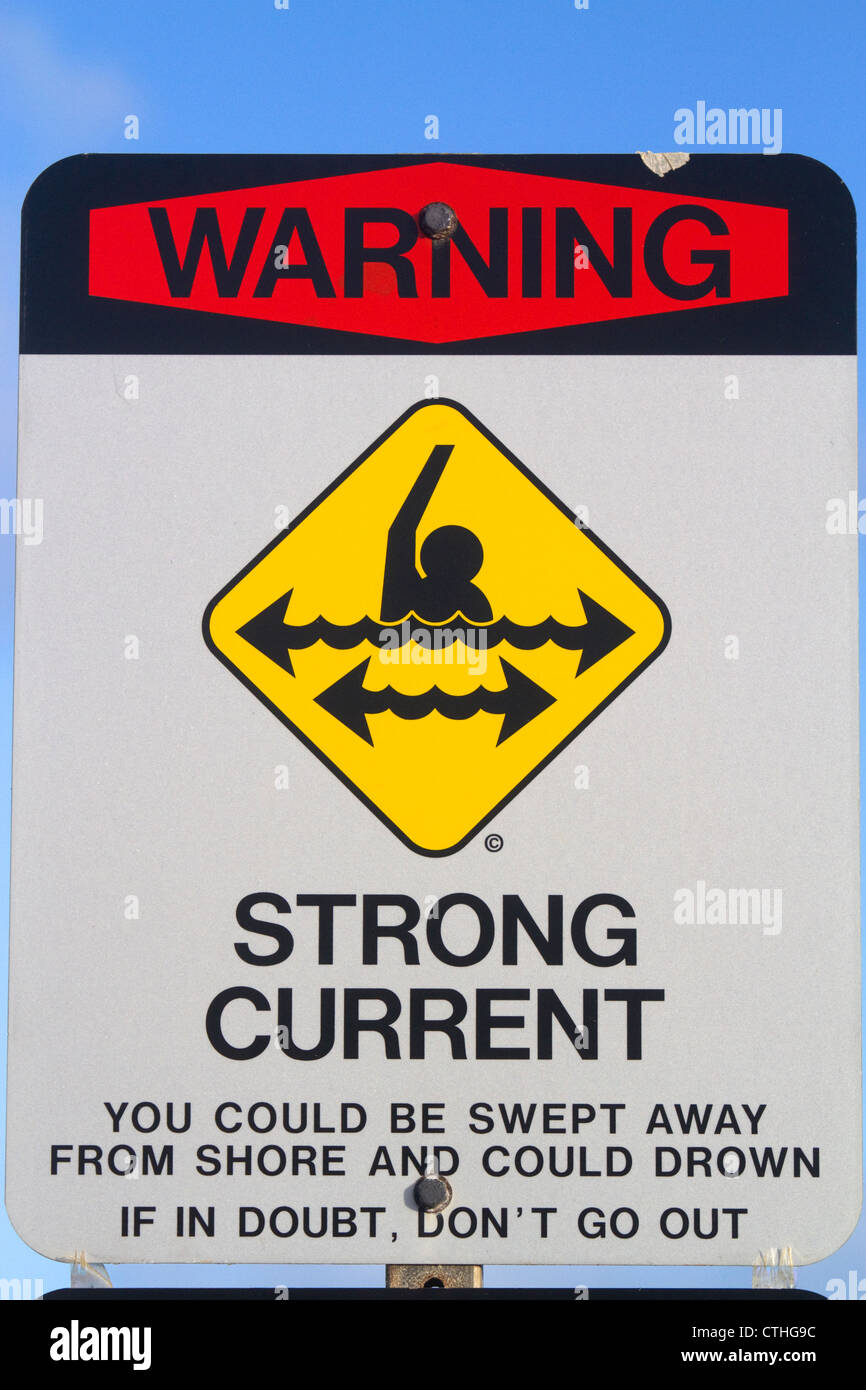 Playa signo de advertencia de fuerte corriente y en la isla de Kauai, Hawaii, USA. Foto de stock