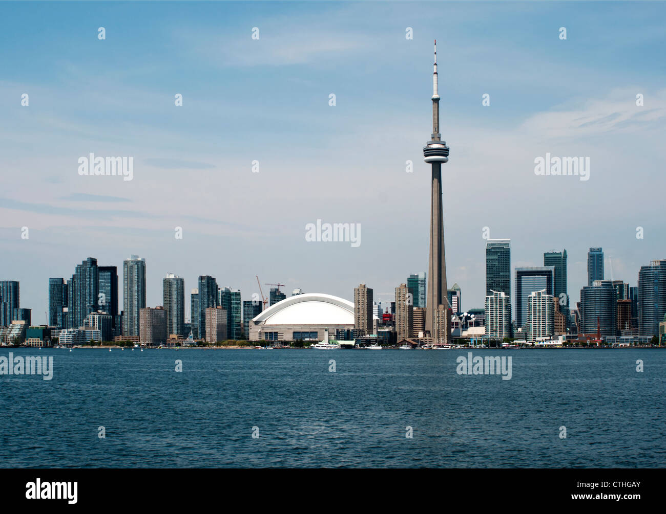 El horizonte de la ciudad de Toronto, Canadá desde el lago Ontario con espacio de copia. Foto de stock